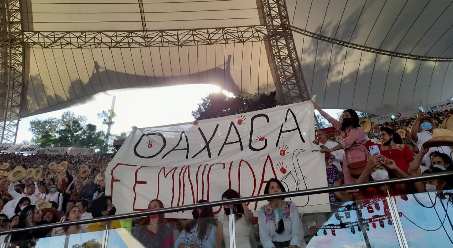 María Elena Ríos protesta en la Guelaguetza 2022