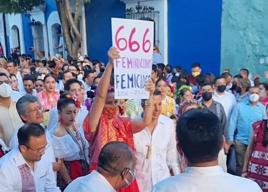 La Guelaguetza 2022 estuvo marcada por las protestas contra los feminicidios cometidos en Oaxaca durante la administración de Alejandro Murat (FOTO: @_ElenaRios)